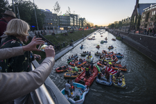 910649 Afbeelding van deelnemers aan de Rubberboot Missie 2016 in de Stadsbuitengracht ter hoogte van de Catharijnekade ...